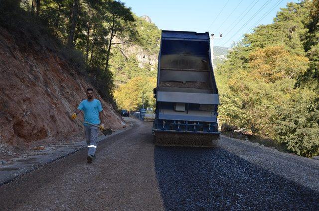 Antalya Büyükşehir Belediyesi’nden asfaltlama çalışması