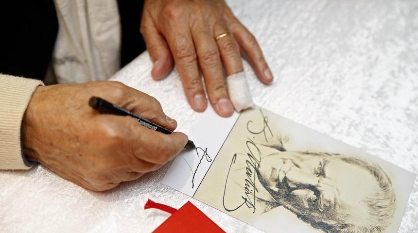 90 yaşında a&ccedil;tığı sergisiyle Atat&uuml;rk imzasını kalplere kazıdı