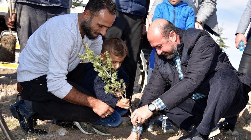 Sanayi &ccedil;alışanı gen&ccedil;ler 2023 fidanı toprakla buluşturdu