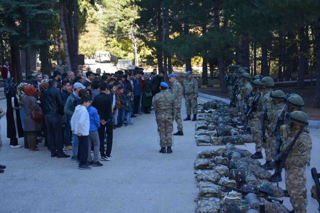 Komandolar &ccedil;ocukları ağırladı