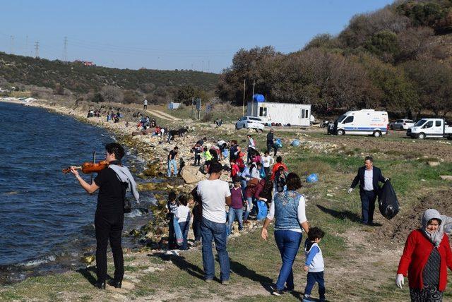 Öğrencilerden keman eşliğinde çevre temizliği