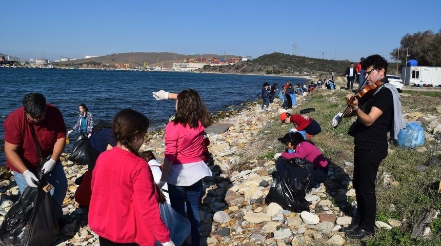 &Ouml;ğrencilerden keman eşliğinde &ccedil;evre temizliği