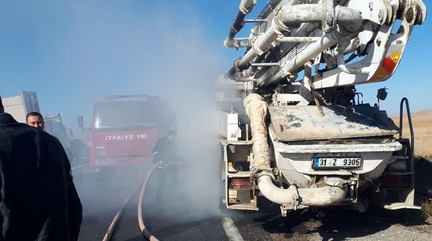 Seyir halindeki beton mikseri alev alev yandı