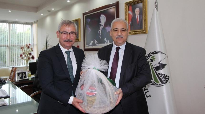 Vali G&uuml;ven&ccedil;er Saruhanlı Belediyesine veda etti