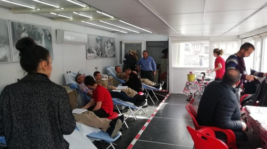 Kaymakam Erdem&rsquo;den Kızılay&rsquo;a kan bağışına destek