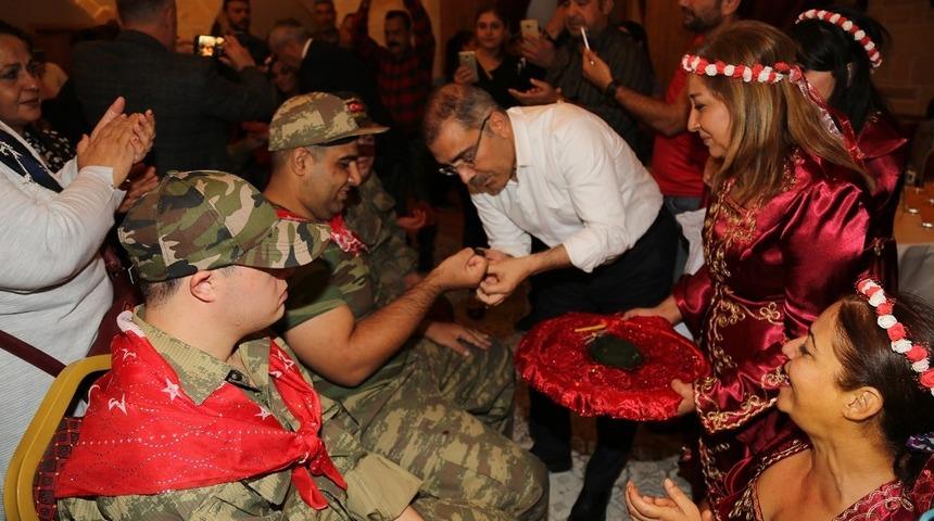 &Ouml;zel gen&ccedil;lere asker kınası