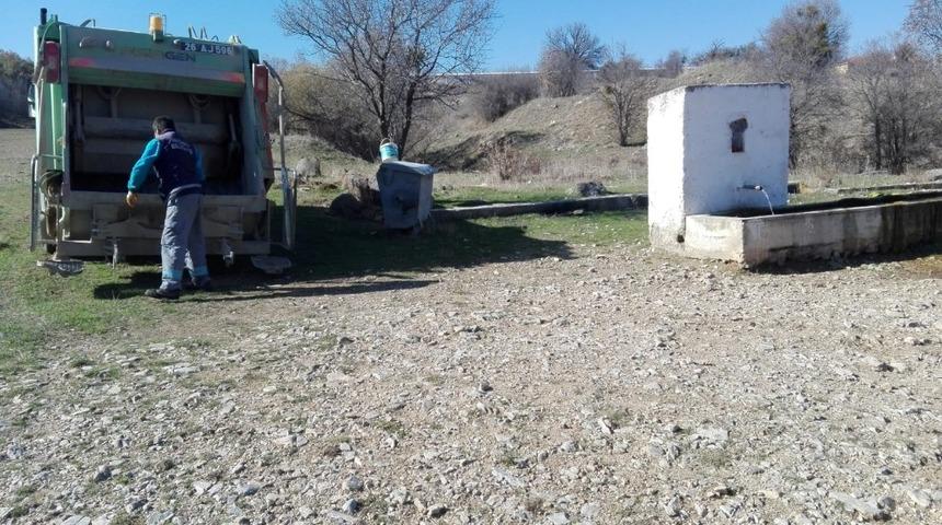 Zehirli atıklar araziden tek tek toplanıyor