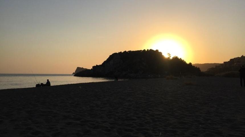 Sarıgerme sahilinde g&uuml;n batımı b&uuml;y&uuml;ledi