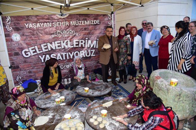 AK Partili Yağcı, kadınlarla birlikte yufka açtı