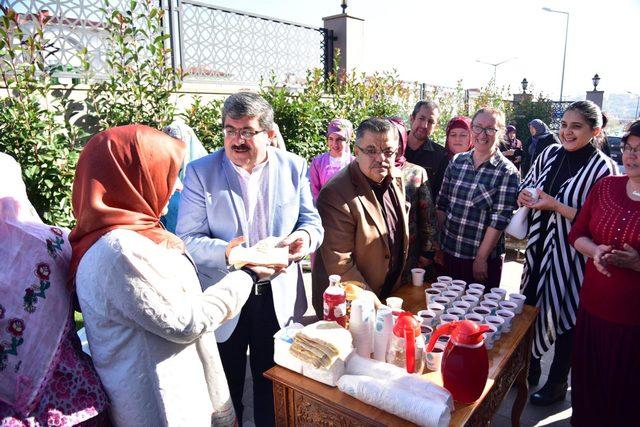 AK Partili Yağcı, kadınlarla birlikte yufka açtı