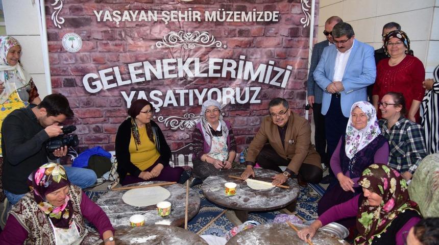 AK Partili Yağcı, kadınlarla birlikte yufka a&ccedil;tı