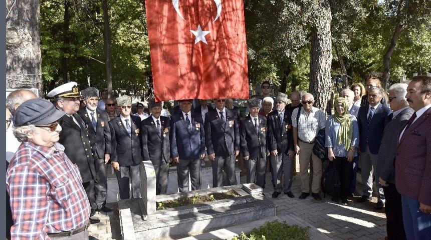 Yüzbaşı Aker mezarı başında anıldı