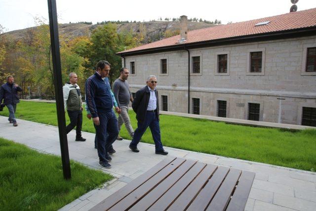 Başkan Memduh Büyükkılıç, Gesi İlkokulu ve Çevre Düzenleme Çalışma Alanında