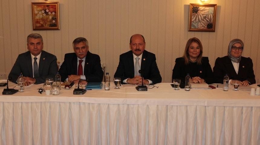 AK Parti&rsquo;li milletvekilleri basın ile buluştu