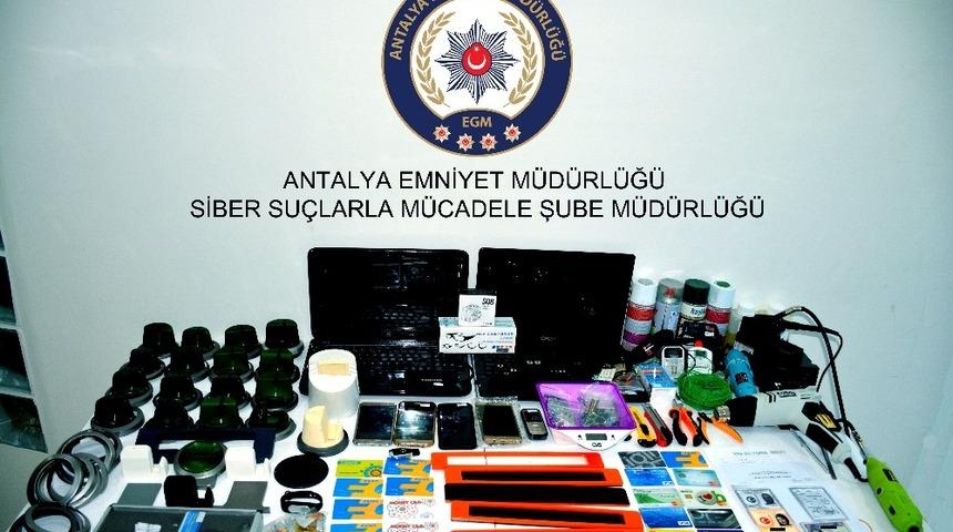 Antalya’da özel düzenekle kredi kartı kopyalayan 4 kişi yakalandı