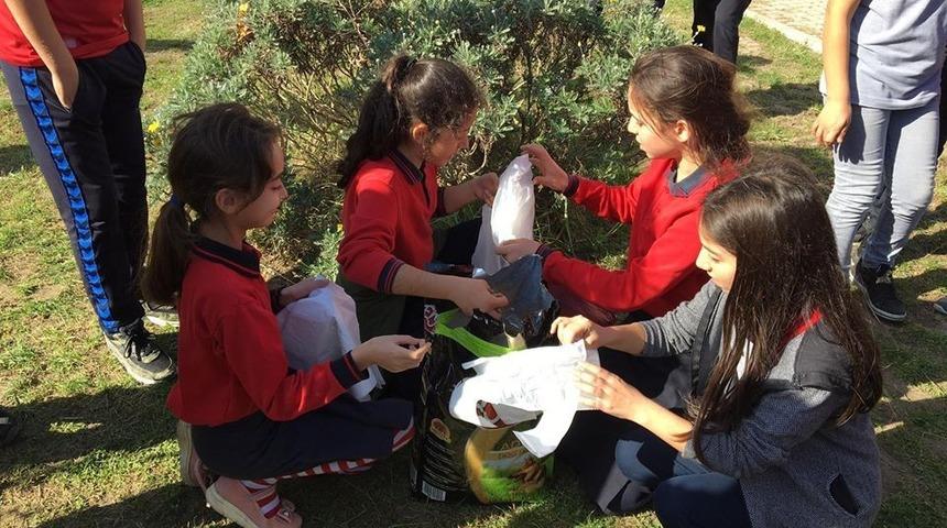 Har&ccedil;lıklarıyla yem alıp sokak hayvanlarını beslediler