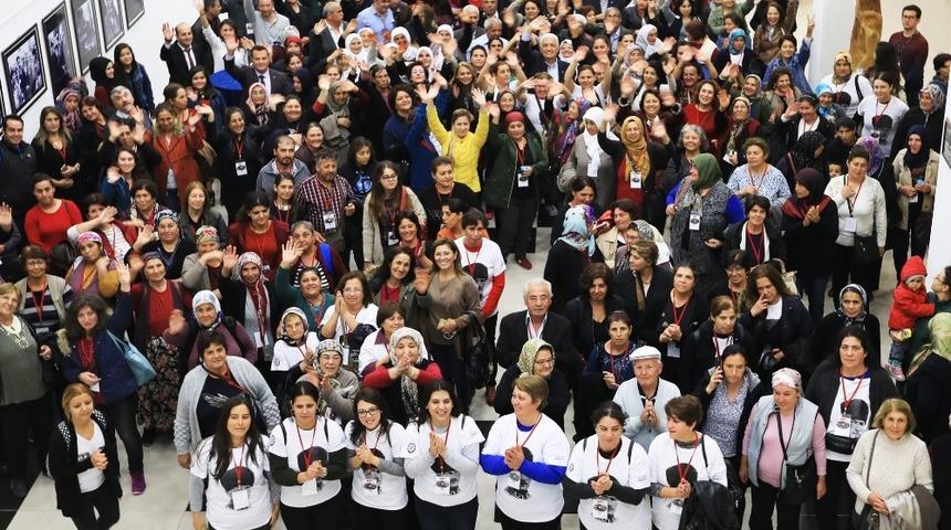 Eli Kınalı Analar Atat&uuml;rk&rsquo;&uuml;n huzuruna &ccedil;ıkıyor