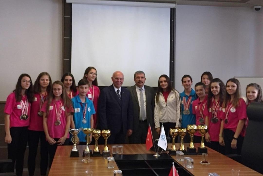 Başkan Eşkinat atletizmin gen&ccedil; yıldızlarını ağırladı