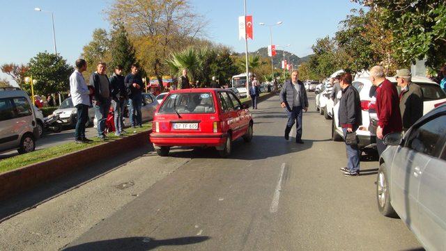 Yol verme kavgasında yere düştü, arkadaki otomobilin altında kalarak yaralandı