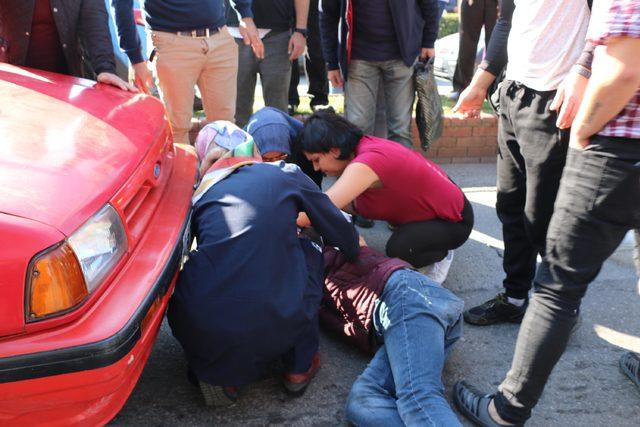 Yol verme kavgasında yere düştü, arkadaki otomobilin altında kalarak yaralandı