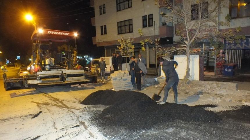 Malazgirt&rsquo;te yol asfaltlama &ccedil;alışması