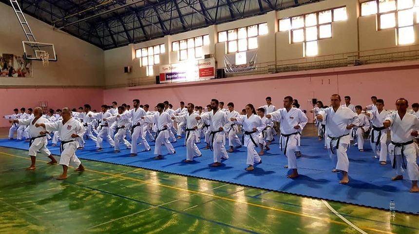 Karateciler Dan Seminerinde ter d&ouml;kt&uuml;