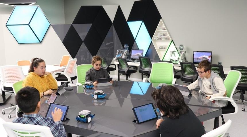 Kayseri Bilim Merkezi&rsquo;nde yeni d&ouml;nem hafta sonu at&ouml;lyeleri başladı