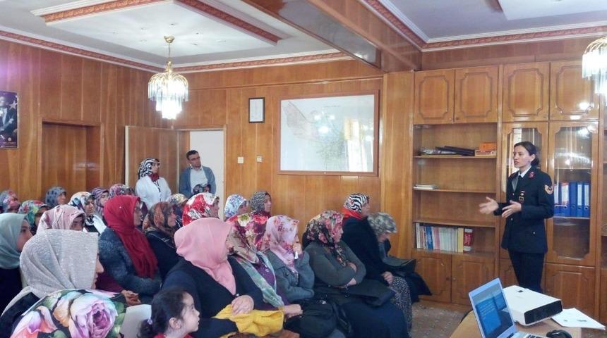Jandarma&rsquo;dan kadınlara seminer