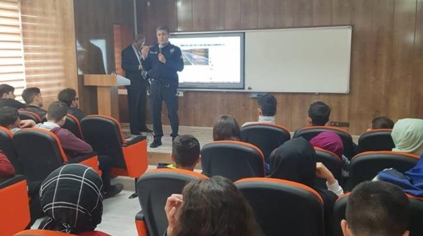 Polis, &ouml;ğrenci ve &ouml;ğretmenleri bilgilendirdi