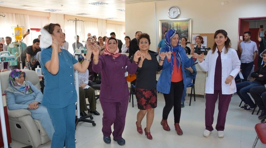 Hastalara moral konseri