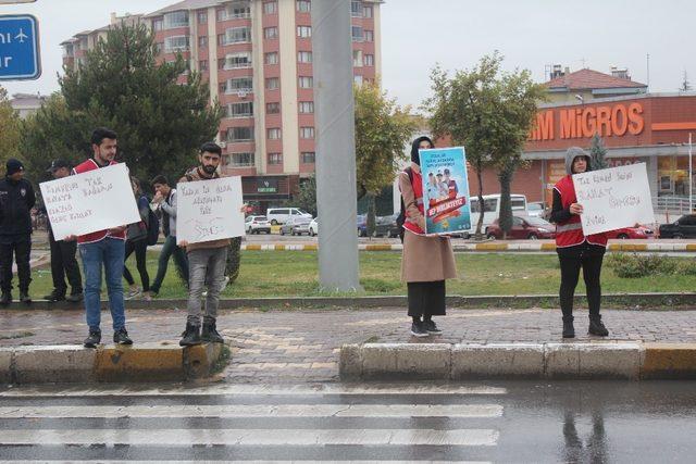 Öğrenciler, sürücüleri emniyet kemeri konusunda uyardı