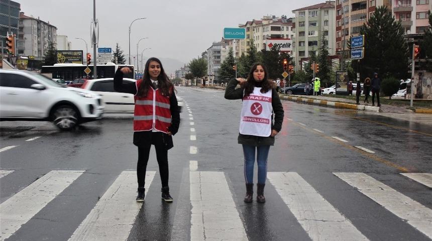 &Ouml;ğrenciler, s&uuml;r&uuml;c&uuml;leri emniyet kemeri konusunda uyardı