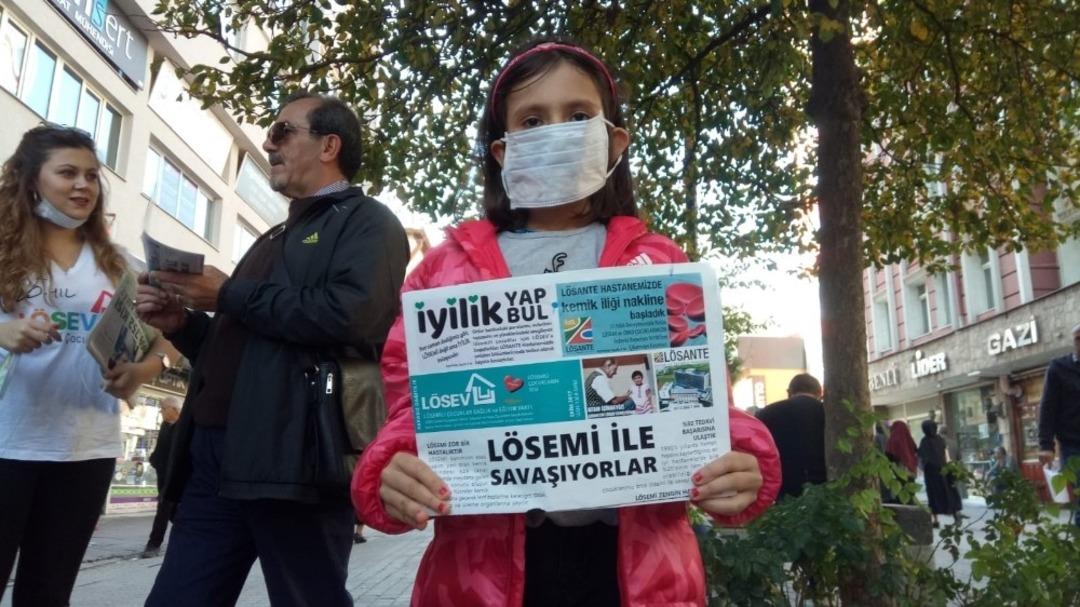 Maske takıp, l&ouml;semiye dikkat &ccedil;ektiler