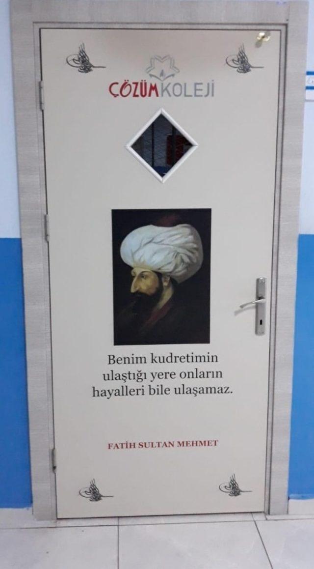 Tarihi sınıf kapılarına işlediler