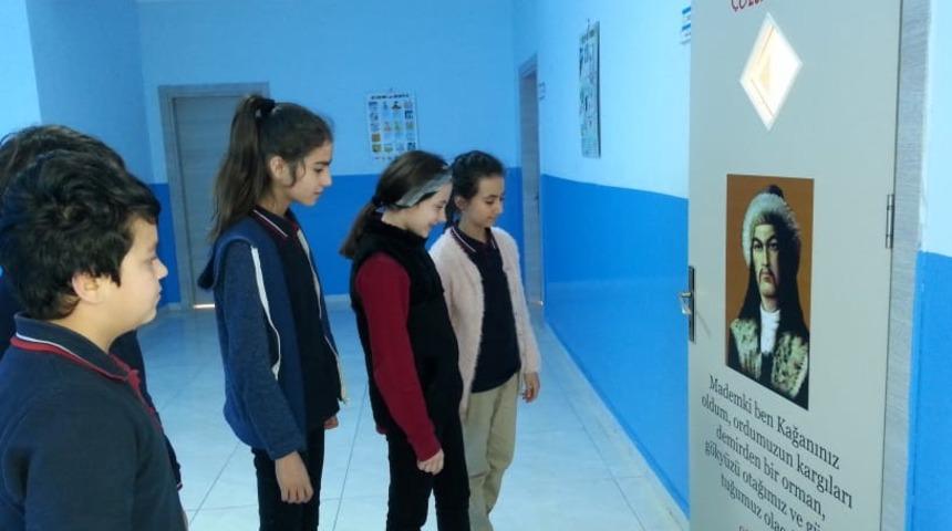 Tarihi sınıf kapılarına işlediler