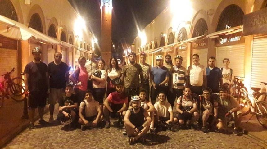 Her &ccedil;arşamba akşamı Adana sokaklarında pedal &ccedil;eviriyorlar