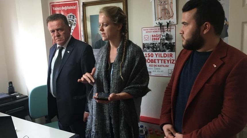 Kızılay g&ouml;n&uuml;ll&uuml; &ouml;ğrencilere rozet hediye etti