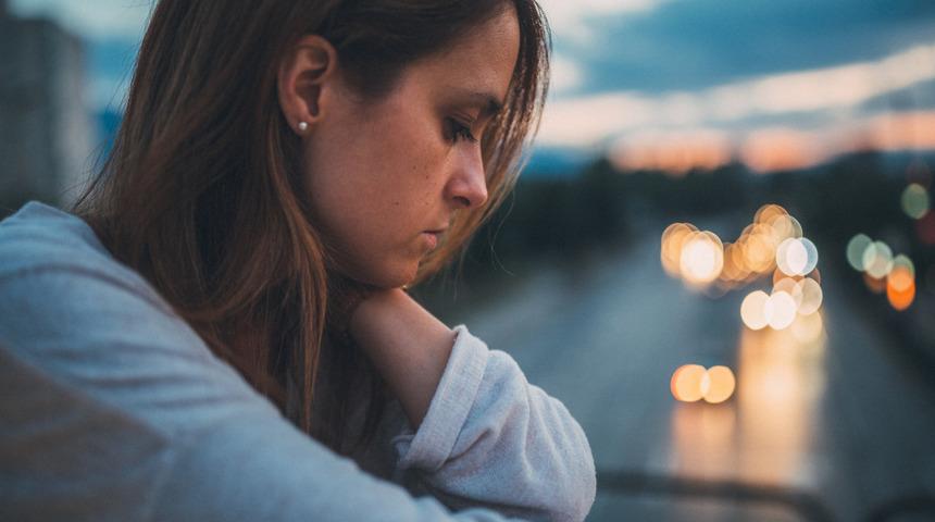 Kalp krizinin taklit&ccedil;isi 'kırık kalp sendromu' kadınları derinden etkiliyor