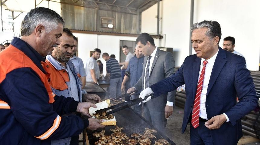 Ümit Uysal, imece usulü sofrada çalışanlarıyla bir araya geldi