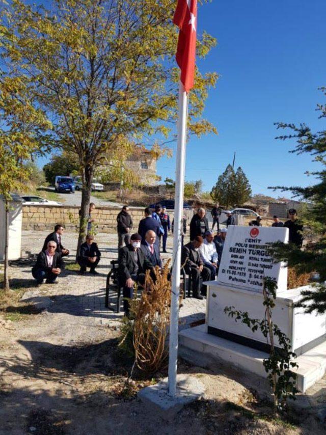 Şehit polis, mezarı başında anıldı