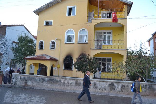 Soba yakmak isterken düşürdüğü kağıt, evi yaktı