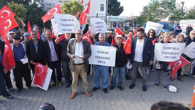 Belediyenin kapısına, hizmet alamadıkları iddiasıyla siyah çelenk bıraktılar