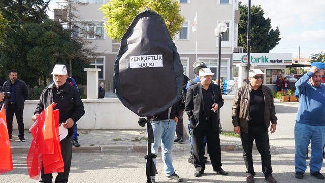 Belediyenin kapısına, hizmet alamadıkları iddiasıyla siyah çelenk bıraktılar