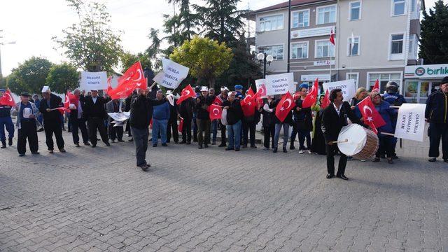 Belediyenin kapısına, hizmet alamadıkları iddiasıyla siyah çelenk bıraktılar