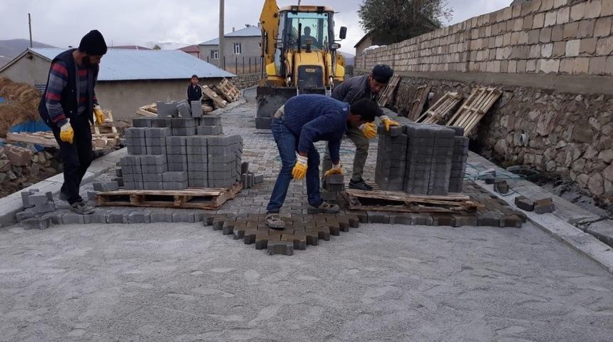 İran sınırında yol yapım &ccedil;alışması