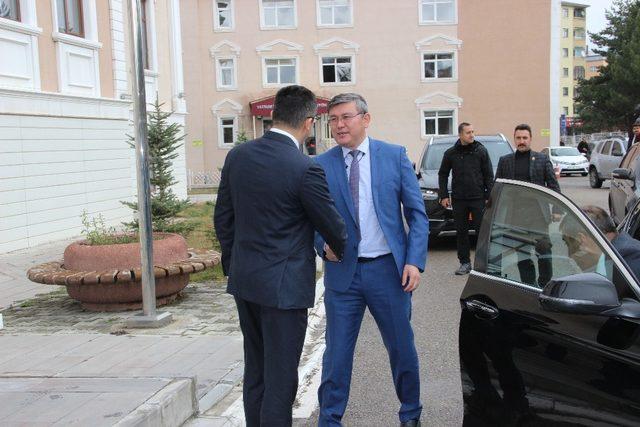 Kazakistan Büyükelçisi Saparbekuly, Vali Memiş’i ziyaret etti