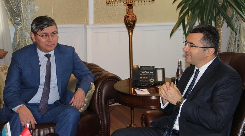 Kazakistan B&uuml;y&uuml;kel&ccedil;isi Saparbekuly, Vali Memiş&rsquo;i ziyaret etti