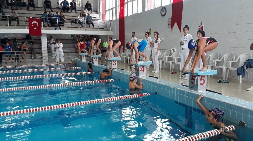 Y&uuml;zme yarışlarına 10 kul&uuml;pten 149 sporcu katıldı