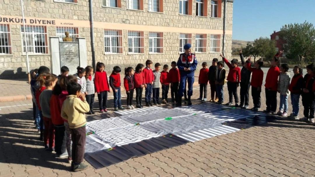 Jandarma ekiplerinden &ouml;ğrencilere uygulamalı trafik eğitimi