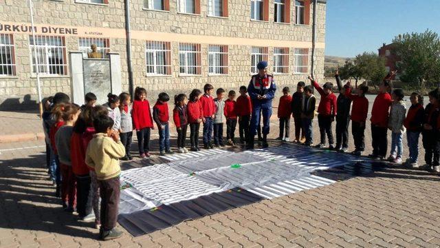Jandarma ekiplerinden öğrencilere uygulamalı trafik eğitimi